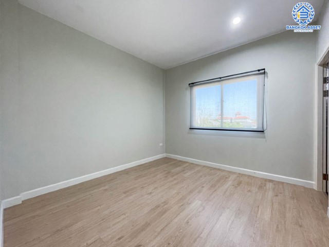 ทาวน์เฮ้าส์มือสองย่านกรุงเทพมหานคร ม.นลิน แกรนด์ อเวนิว วงแหวน-พระราม9 เนื้อที่ 24.2 ตร.ว. ฟังก์ชัน 4 ห้องนอน 4 ห้องน้ำ 1 ที่จอดรถ แถมฟรี! 4 เครื่องปรับอากาศ พร้อมของแถม ใกล้สนามบินสุวรรณภูมิ, พระราม 9 และรถไฟฟ้าแอร์พอร์ตลิ้งค์ "สถานีบ้านทับช้าง"...